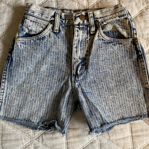 Striped Light coloured denim Wrangler shorts - Picture 2 of 3